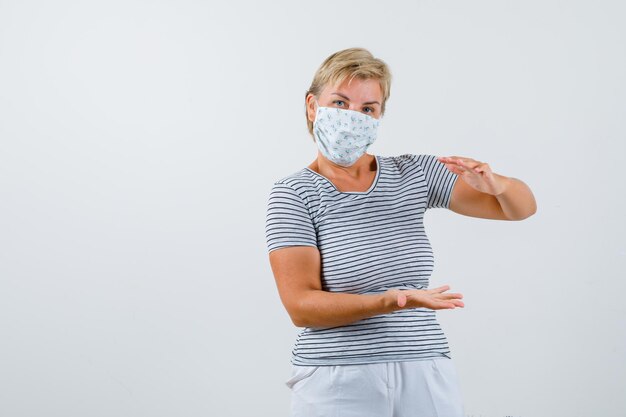 Rijpe vrouw poseren in de studio