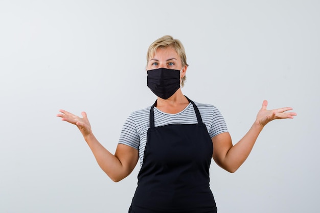 Rijpe vrouw poseren in de studio