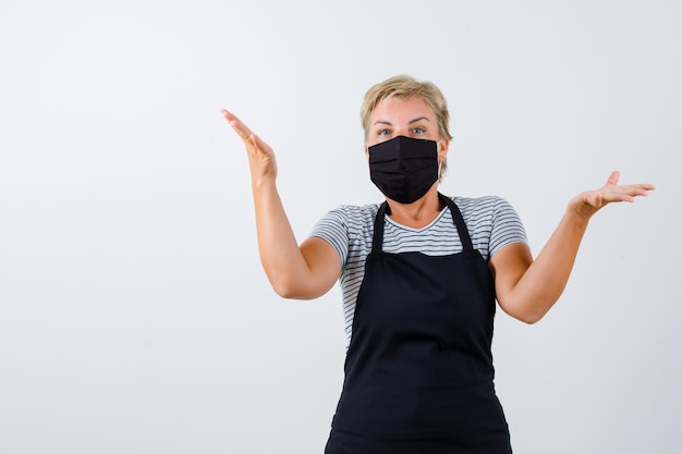 Rijpe vrouw poseren in de studio