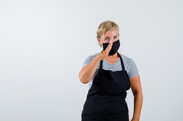 Rijpe vrouw poseren in de studio