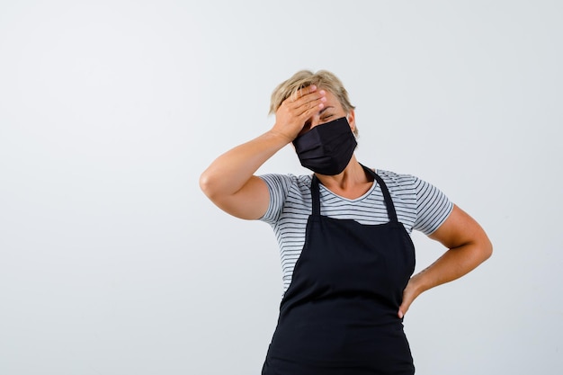 Rijpe vrouw poseren in de studio