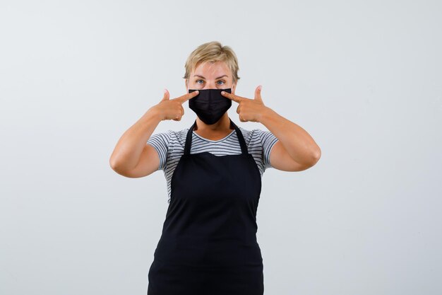 Rijpe vrouw poseren in de studio