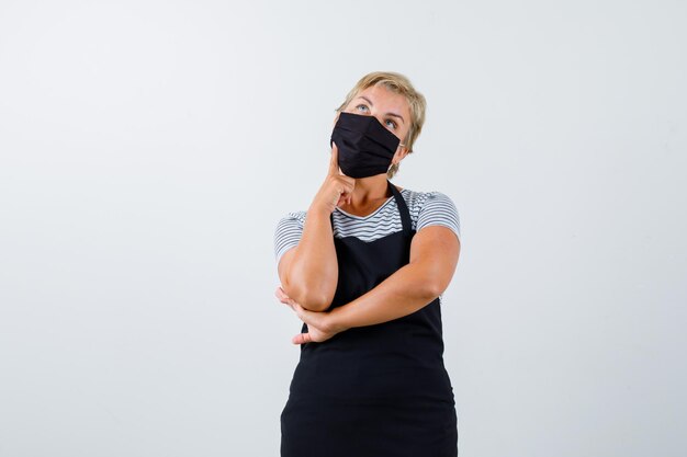 Gratis foto rijpe vrouw poseren in de studio