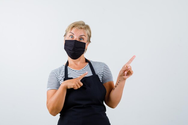 Rijpe vrouw poseren in de studio