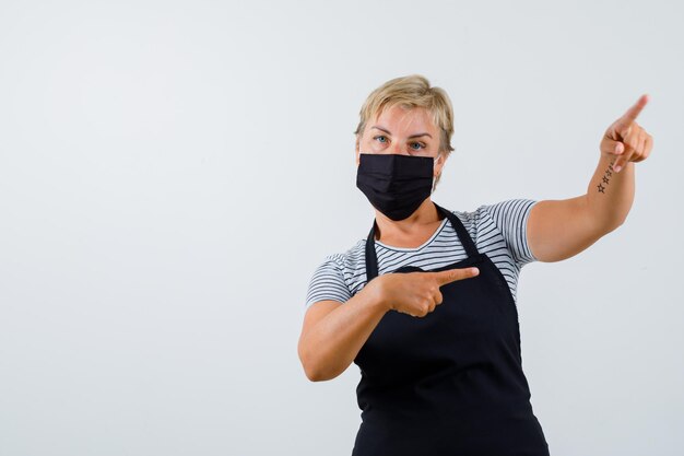 Rijpe vrouw poseren in de studio