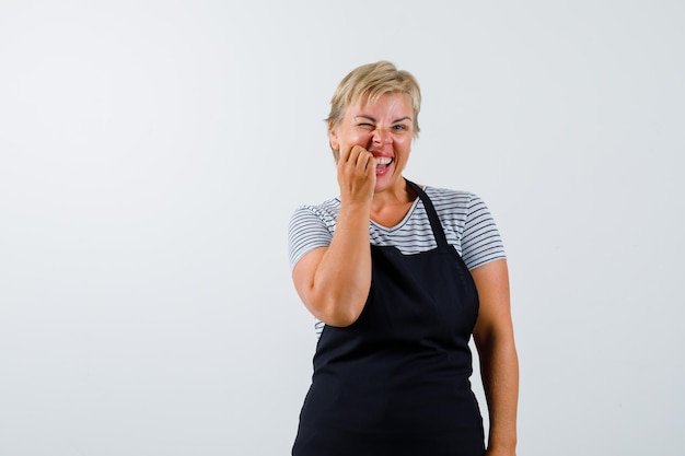 Rijpe vrouw poseren in de studio