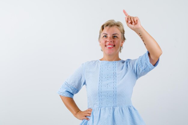 Rijpe vrouw poseren in de studio