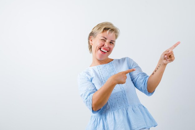 Rijpe vrouw poseren in de studio