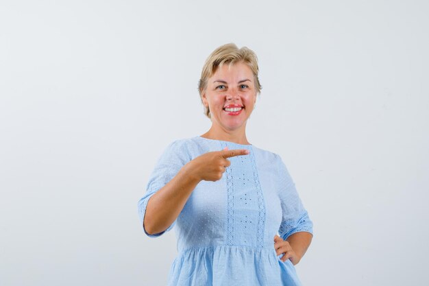 Rijpe vrouw poseren in de studio