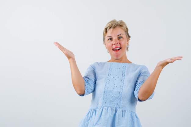 Rijpe vrouw poseren in de studio