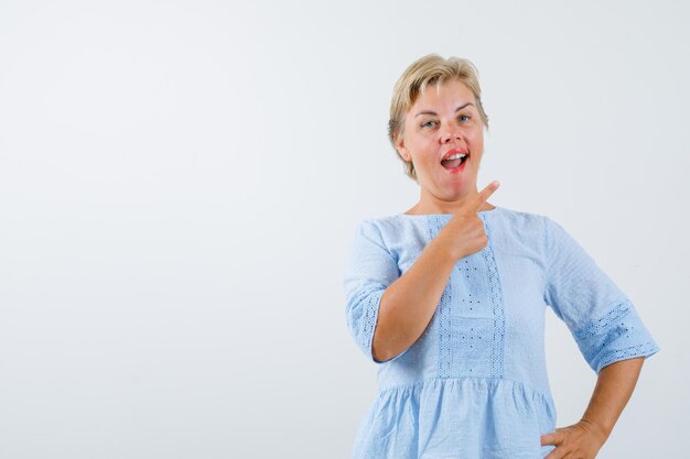 Rijpe vrouw poseren in de studio