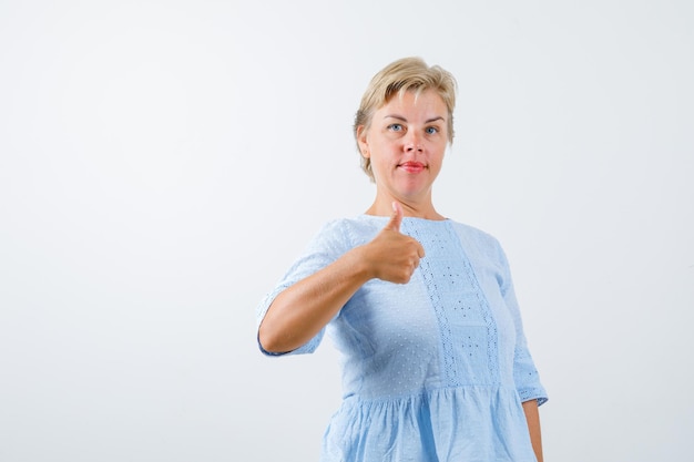 Rijpe vrouw poseren in de studio