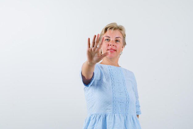 Rijpe vrouw poseren in de studio