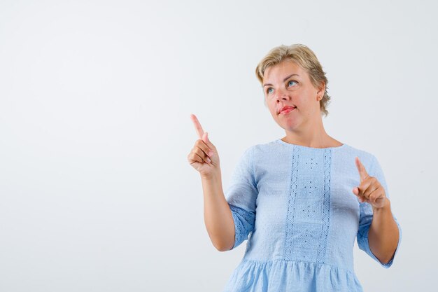 Rijpe vrouw poseren in de studio