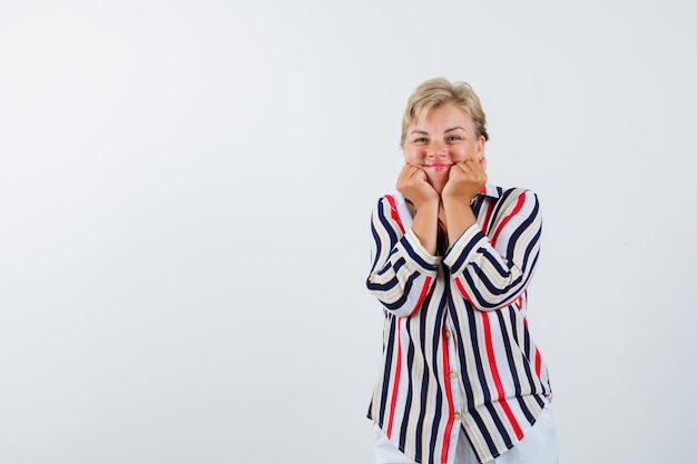 Rijpe vrouw poseren in de studio