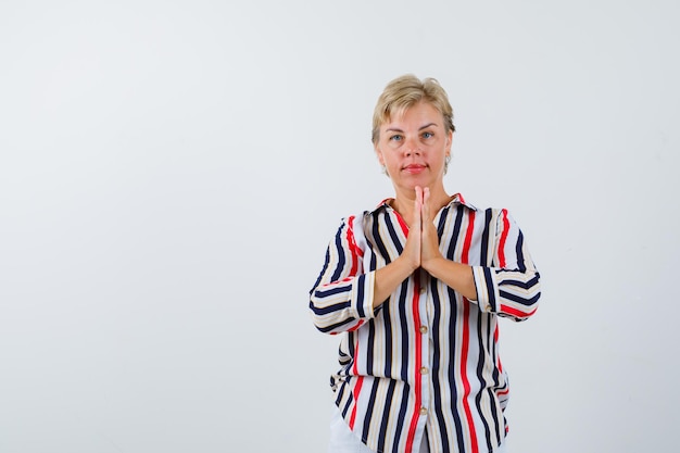 Rijpe vrouw poseren in de studio