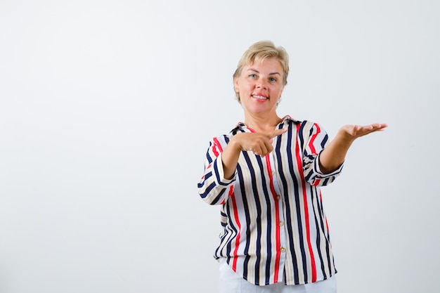 Rijpe vrouw poseren in de studio