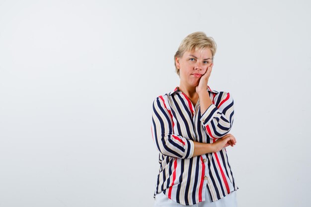 Rijpe vrouw poseren in de studio