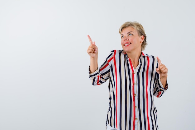 Rijpe vrouw poseren in de studio