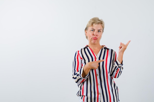 Rijpe vrouw poseren in de studio