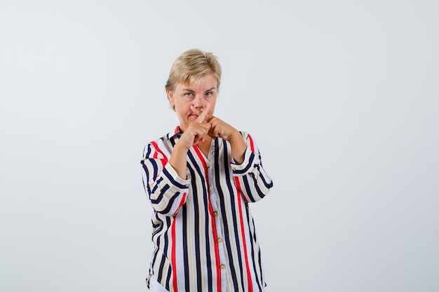 Rijpe vrouw poseren in de studio