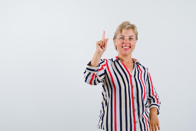 Rijpe vrouw poseren in de studio