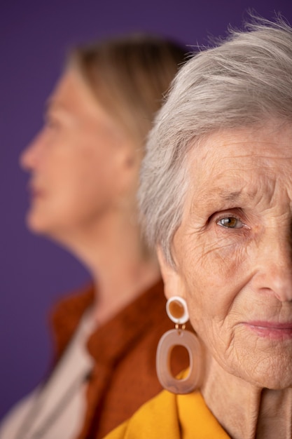 Rijpe vrouwen die modieuze kleding dragen