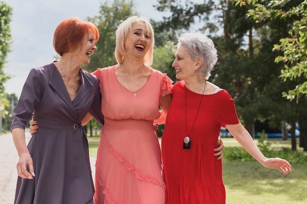 Rijpe vrouwen lachen samen