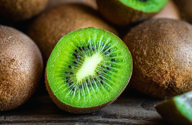 Gratis foto rijpe vruchten van kiwi gesneden en heel close-up