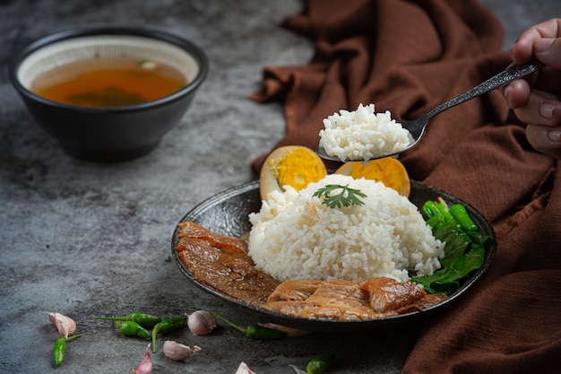 Rijst met Chinees varkensvlees Gestoofd varkensvlees Mooie bijgerechten, Thais eten.