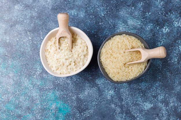 Rijstvlokken, rijstnoedels, rijstbrood en rijst, bovenaanzicht