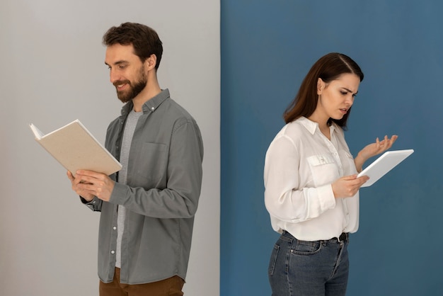 Rijtjesman met boek en vrouw met tablet