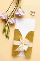 Gratis foto ringen en bloemen luxe bruiloft briefpapier