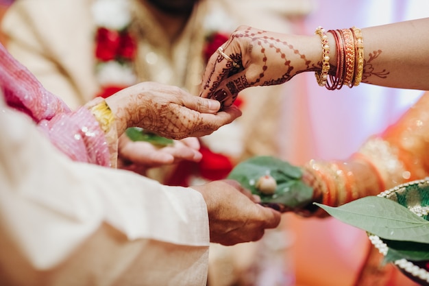 Ritueel met kokosnotenbladeren tijdens traditionele Hindoese huwelijksceremonie
