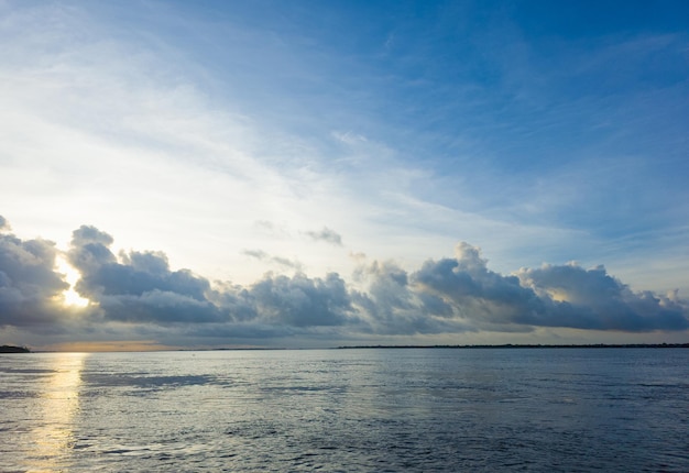 Gratis foto rivier met witte mooie wolk op blauwe hemel