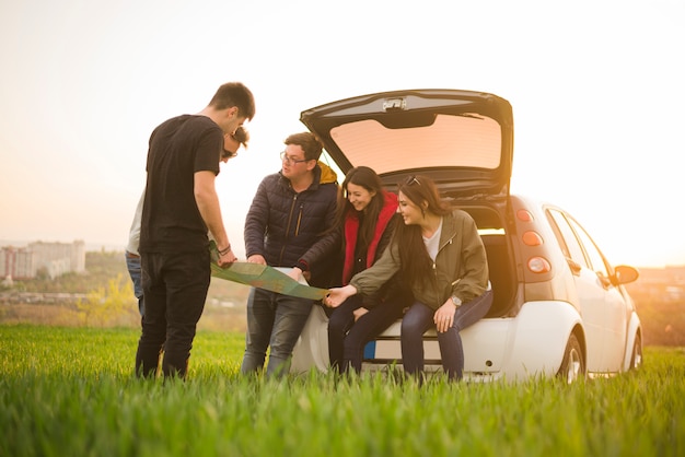 Road trip concept met een groep vrienden