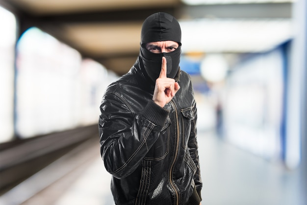 Gratis foto robber maakt stilte gebaar