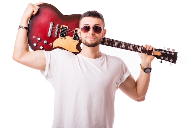 Rock star man met een gitaar geïsoleerd over witte muur