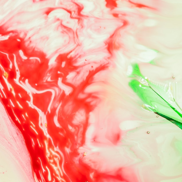 Gratis foto rode abstracte golven met een groene drop