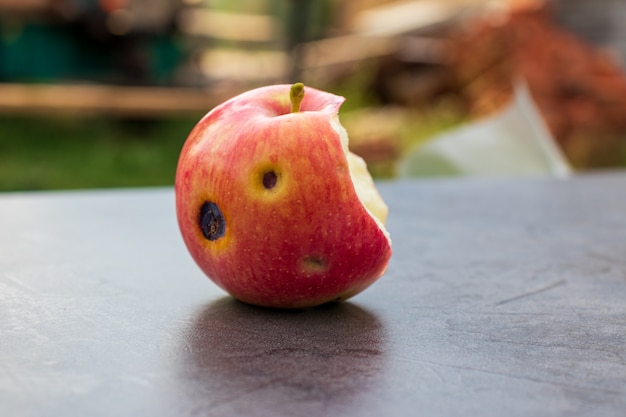 Rode appel met het missen van een hapje geïsoleerd op een witte achtergrond. apple-logo.