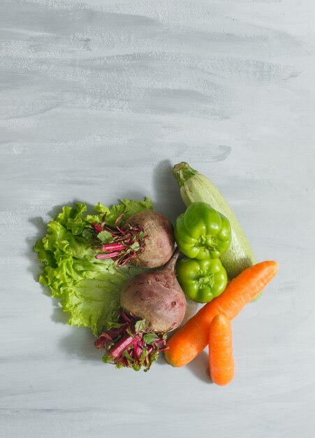 Rode biet, courgette, wortelen en groene paprika met slablad