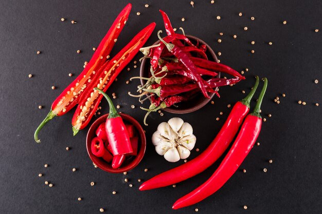 rode chili peper gesneden met knoflook peper in keramische kom gedroogde rode chili peper bovenaanzicht