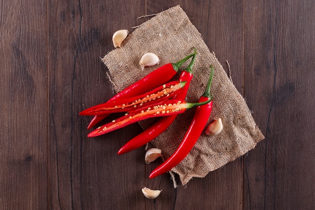 Gratis foto rode chili peper met knoflook bovenaanzicht op zak