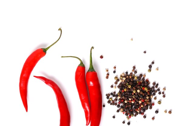 Rode chili pepers en peperkorrels