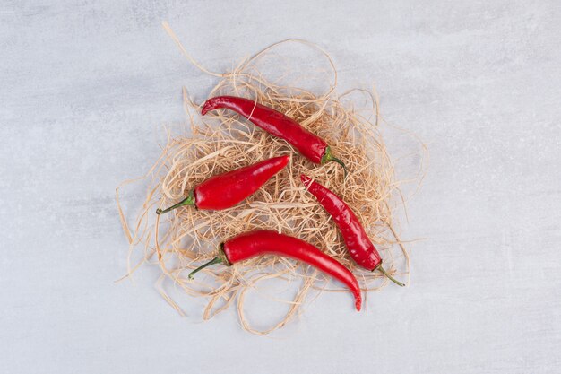 Rode chilipepers op stenen achtergrond. Hoge kwaliteit foto