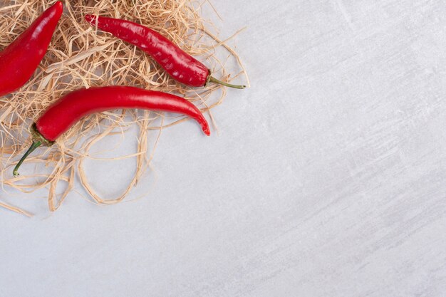 Rode chilipepers op stenen achtergrond. Hoge kwaliteit foto