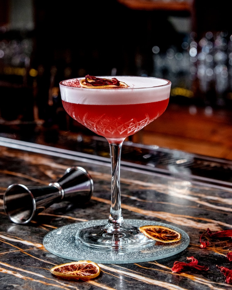 Gratis Foto rode cocktail met kaneelstokjes