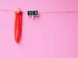 Gratis foto rode condoom opknoping op waslijn
