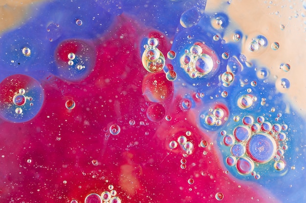 Rode en blauwe achtergrond getextureerd met bubble