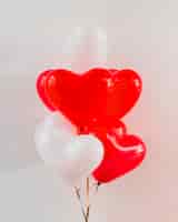 Gratis foto rode en witte ballonnen voor valentijnsdag
